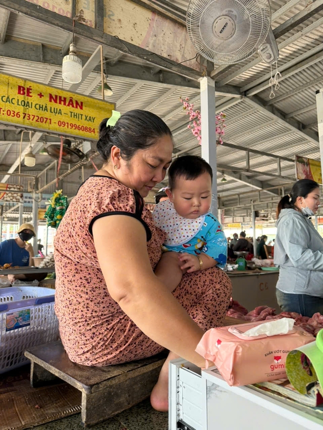 Chuyện bé trai được cả chợ 'nuôi lớn' từng ngày- Ảnh 2.