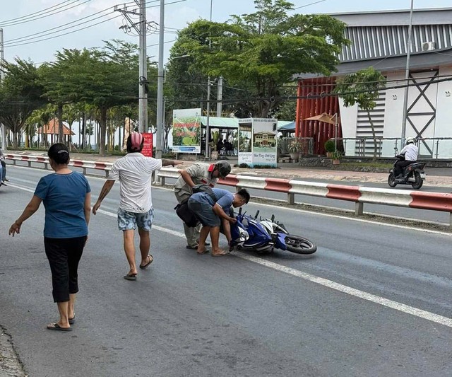 Xe cẩu làm đổ nhớt ra đường khiến hàng chục xe máy trượt ngã- Ảnh 1.