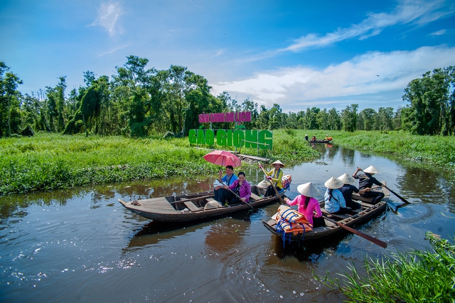 Du khách tham quan khu du lịch sinh thái Gáo Giồng, H.Cao Lãnh, Đồng Tháp. ẢNH: HIẾU MINH VŨ