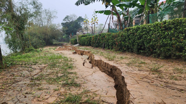 Sạt lở dọc bờ sông Rào Cùng, nhiều hộ dân thấp thỏm- Ảnh 4.