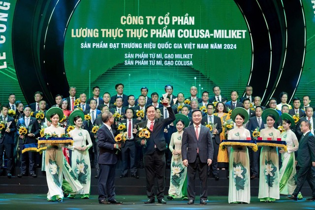 Ông Nguyễn Anh Tuấn - Phó tổng giám đốc Công ty cổ phần Lương thực Thực phẩm Colusa - Miliket (chính giữa) nhận cúp vinh danh tại Lễ công bố