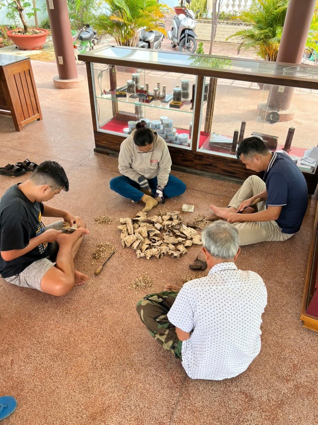 Làng nghề xoi trầm hương xã Vạn Thắng là nghề cha truyền con nối  hơn 100 năm