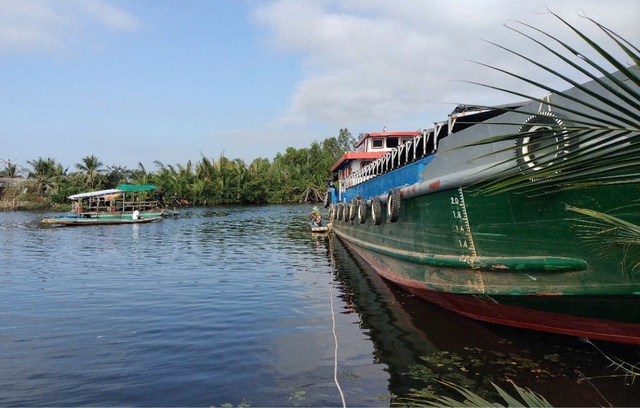 Cà Mau: Ghe chở vật liệu xây dựng va chạm sà lan, 1 người tử vong- Ảnh 1.