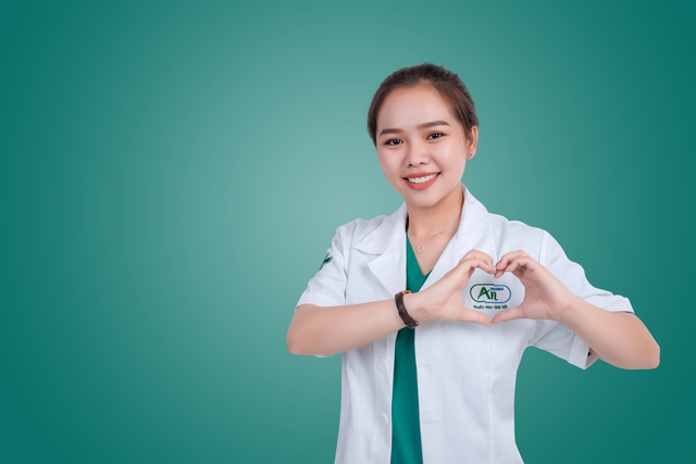 Nữ dược sĩ chăm sóc khách tận tình khi hỏi mua thuốc huyết áp lúc nửa đêm  - Ảnh 2.