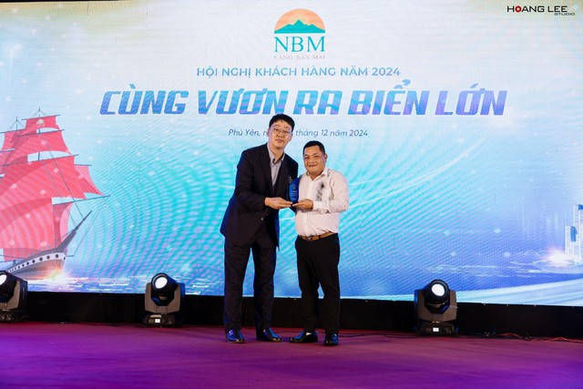 Kixx củng cố vị thế tại Việt Nam khi hợp tác cùng Tập đoàn Nắng Ban Mai- Ảnh 3. Đại diện Tập đoàn GS Caltex Hàn Quốc - nhà sản xuất dầu nhớt Kixx trao kỷ niệm chương cho Tập đoàn Nắng Ban Mai