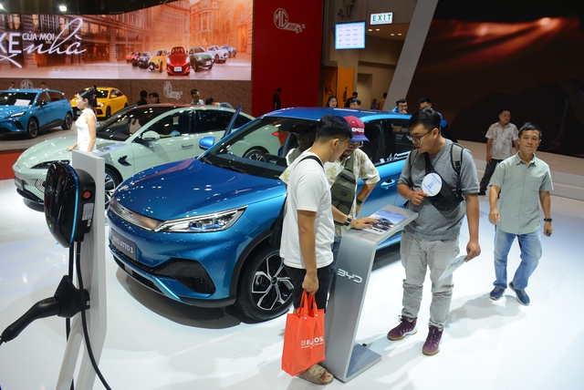 Xe điện, hybrid chiếm gần 40% ô tô du lịch tiêu thụ tại Việt Nam - Ảnh 2.