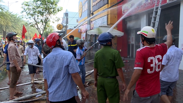 Cà Mau: Cháy lớn tại cửa hàng xe máy ngày cuối năm- Ảnh 2.