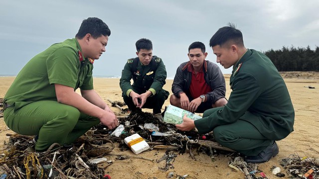 Người dân Quảng Ngãi phát hiện ma túy trôi vào bờ biển- Ảnh 2.