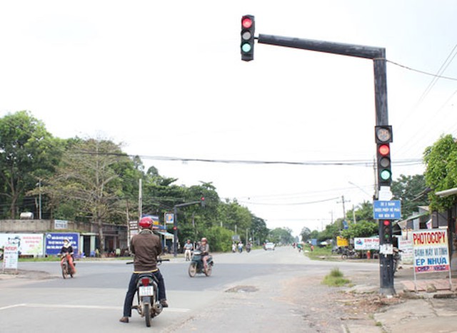 Vượt đèn đỏ phạt 20 triệu, đèn 'bất thình lình chuyển màu' thì xử lý thế nào?- Ảnh 1.