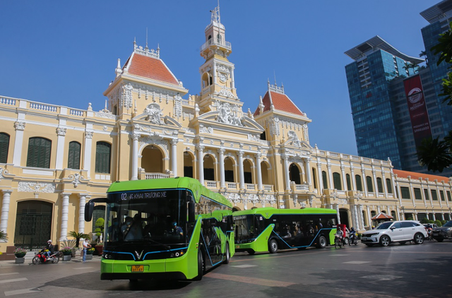 Quyết liệt 'tăng điện - giảm xăng'- Ảnh 2.