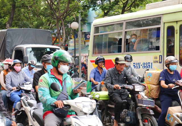 Làm nhiều công việc cùng lúc để kiếm tiền tiêu tết- Ảnh 2.