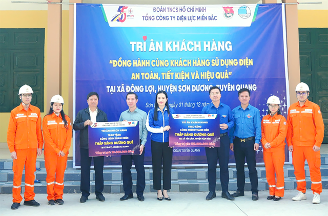 Các đơn vị của EVNNPC sẽ kiểm tra, sửa chữa hệ thống điện miễn phí, tư vấn sử dụng điện an toàn, tiết kiệm, hiệu quả trong Tháng tri ân khách hàng 2024