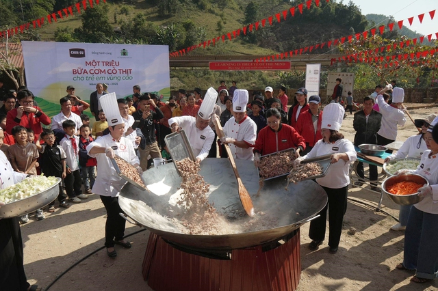 Hình ảnh các bé háo hức với hoạt động "Chảo có thịt đặc biệt" do CHIN-SU phối hợp cùng Quỹ Trò nghèo vùng cao và Hội đầu bếp Việt Nam mang đến trong ngày tết thầy cô 20.11 tại Trường PTDTBT Tiểu học Tân Tiến, thôn Bản Pe, xã Yên Lỗ, thị trấn Bình Gia, Lạng Sơn.