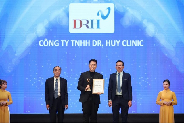 CEO DRH Trương Ngọc Huy nhận giải top 10 thương hiệu hàng đầu ASIAN 2023 (Nguồn: DRH Clinic)