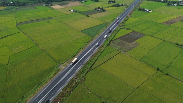 Xuất hiện 'hố tử thần' ở đường gom dân sinh cao tốc Phan Thiết - Dầu Giây- Ảnh 2.