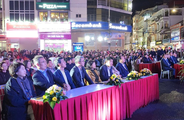 Đêm giao lưu thu hút sự quan tâm của hàng ngàn người dân TP.Đà Lạt và du khách