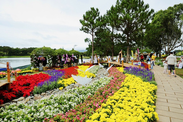 Check-in cùng bonsai khổng lồ, phố hoa khoe sắc tại Festival Hoa Đà Lạt - Ảnh 5.