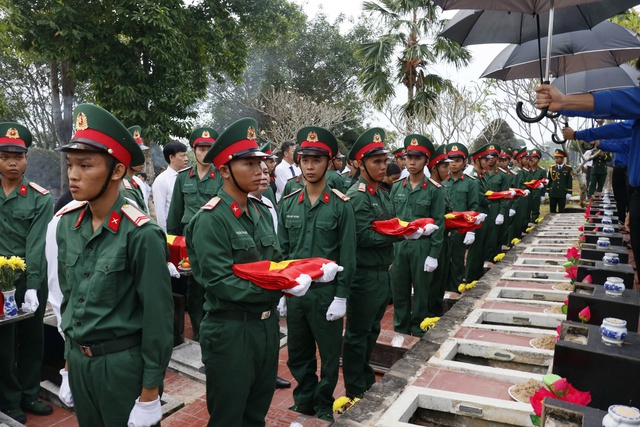 Truy điệu và an táng 105 hài cốt liệt sĩ hy sinh ở sân bay Lộc Ninh- Ảnh 4.