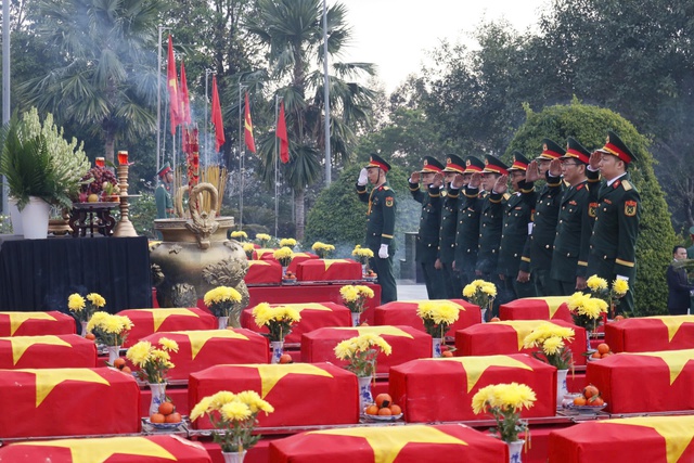 Truy điệu và an táng 105 hài cốt liệt sĩ hy sinh ở sân bay Lộc Ninh- Ảnh 2.