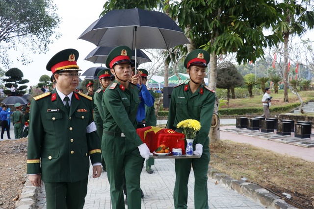 Truy điệu và an táng 105 hài cốt liệt sĩ hy sinh ở sân bay Lộc Ninh- Ảnh 3.