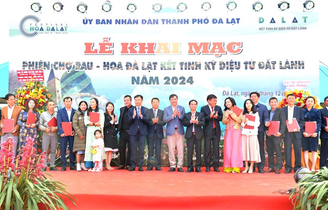 Lãnh đạo TP.Đà Lạt chụp hình lưu niệm với các đơn vị ký kết biên bản ghi nhớ hợp tác trồng và tiêu thụ sản phẩm rau, củ, quả