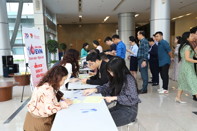 Chương trình Tuần lễ hồng EVN hàng năm luôn thu hút đông đảo cán bộ, người lao động tình nguyện hiến máu.