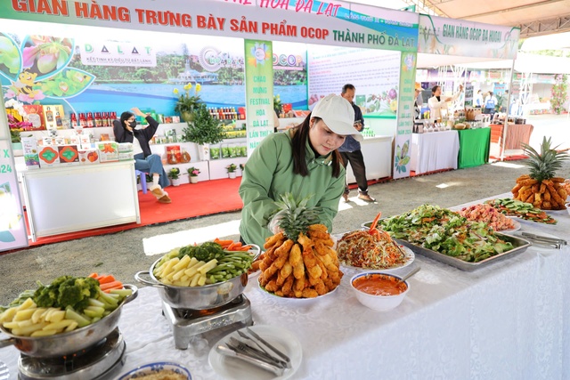 Thưởng thức buffet rau củ miễn phí tại phiên chợ rau hoa Đà Lạt- Ảnh 5.