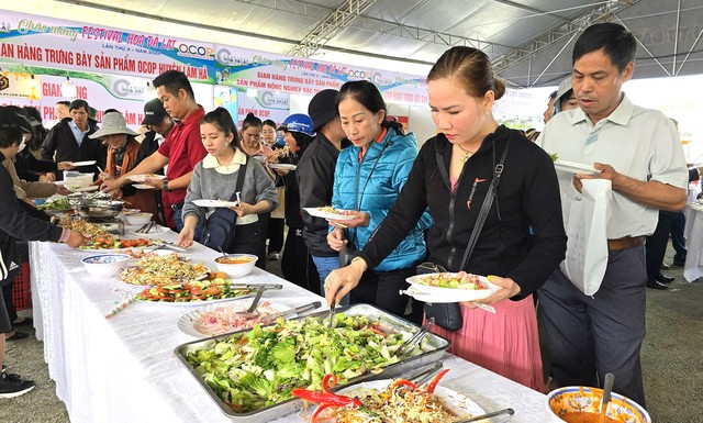 Thưởng thức buffet rau củ miễn phí tại phiên chợ rau hoa Đà Lạt- Ảnh 6.