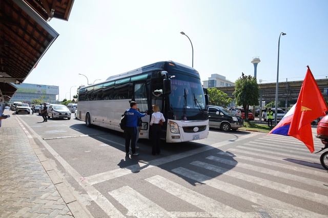 Đội tuyển Việt Nam được chào đón nồng nhiệt tại Lào, Xuân Son sắp tập buổi đầu tiên- Ảnh 8.