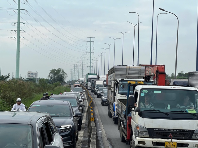TP.HCM: Xe bồn vào bãi tông một cô gái tử vong trên đường Võ Chí Công- Ảnh 3.