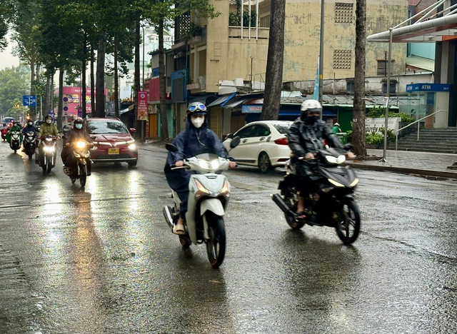 TP.HCM có mưa trái mùa vào sáng sớm, Trung bộ có nơi mưa rất to- Ảnh 1.