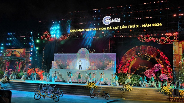 NSND Tạ Minh Tâm, Phương Mỹ Chi, MoNo biểu diễn tại Festival Hoa Đà Lạt- Ảnh 2.