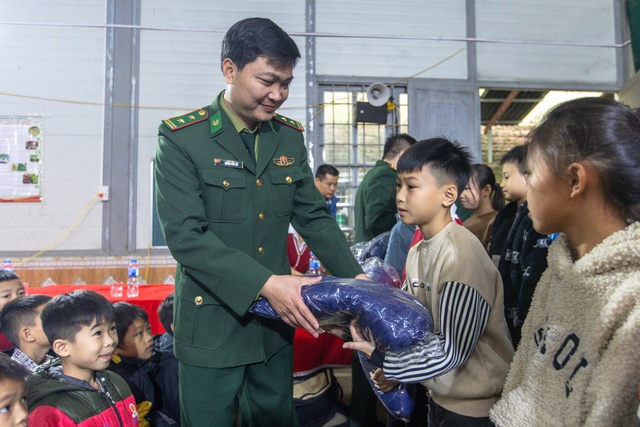 Báo Thanh Niên trao tặng đồ ấm cho học sinh biên giới Lào Cai- Ảnh 17.