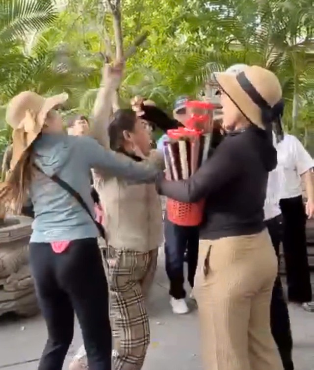 Người bán hàng rong hành hung du khách tại TP.Nha Trang- Ảnh 1. Người bán hàng rong hành hung du khách tại TP.Nha Trang- Ảnh 1.