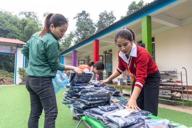 Báo Thanh Niên trao tặng đồ ấm cho học sinh biên giới Lào Cai- Ảnh 20.