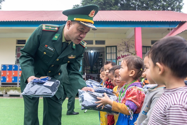 Báo Thanh Niên trao tặng đồ ấm cho học sinh biên giới Lào Cai- Ảnh 9.