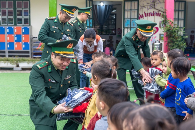 Báo Thanh Niên trao tặng đồ ấm cho học sinh biên giới Lào Cai- Ảnh 23.