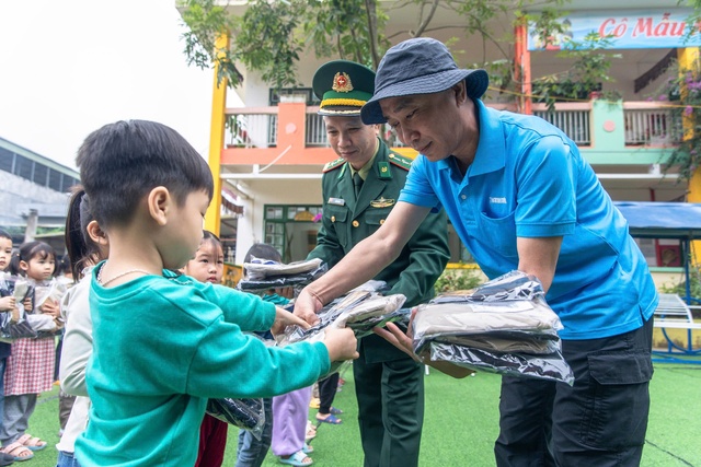 Báo Thanh Niên trao tặng đồ ấm cho học sinh biên giới Lào Cai- Ảnh 22.