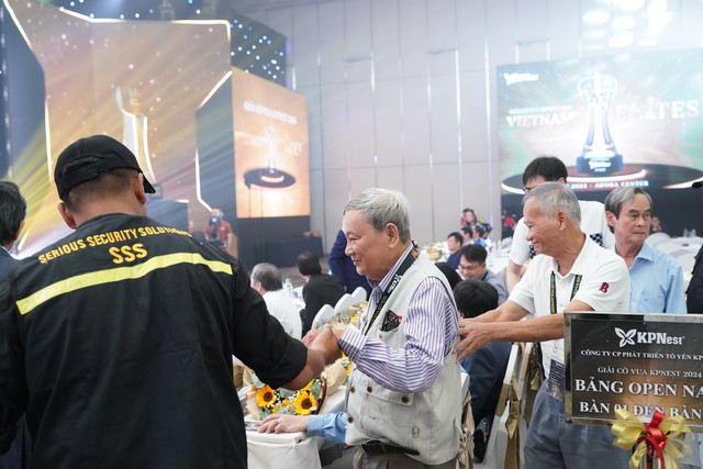 Ngưỡng mộ kỳ thủ 81 tuổi so tài đối thủ đẳng cấp ở giải cờ vua KPNest- Ảnh 2. Ngưỡng mộ kỳ thủ 81 tuổi so tài đối thủ đẳng cấp ở giải cờ vua KPNest- Ảnh 2.