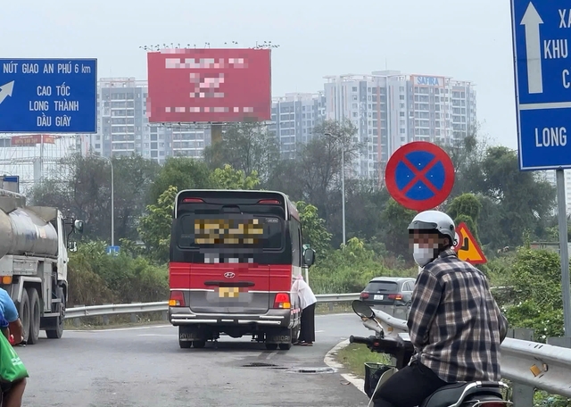 Làm rõ trách nhiệm vụ xe khách biến đường dẫn cao tốc ở TP.HCM thành 'bến cóc'- Ảnh 2.