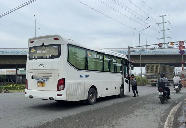 Làm rõ trách nhiệm vụ xe khách biến đường dẫn cao tốc ở TP.HCM thành 'bến cóc'- Ảnh 1.