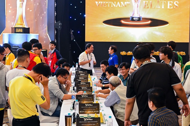 Ngưỡng mộ kỳ thủ 81 tuổi so tài đối thủ đẳng cấp ở giải cờ vua KPNest- Ảnh 3. Ngưỡng mộ kỳ thủ 81 tuổi so tài đối thủ đẳng cấp ở giải cờ vua KPNest- Ảnh 3.
