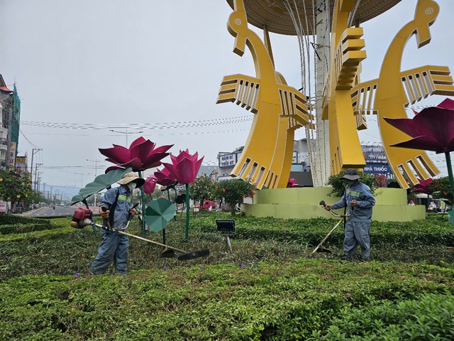 Công nhân chăm sóc cây xanh ở vòng xoay Phước Tỉnh