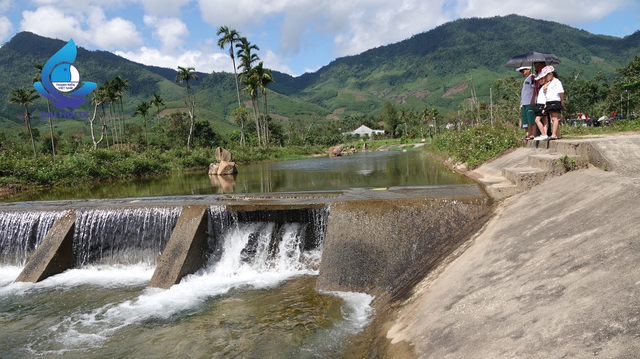 Thanh niên ngăn nước để tưới lúa và hoa màu ở xã miền núi- Ảnh 1.