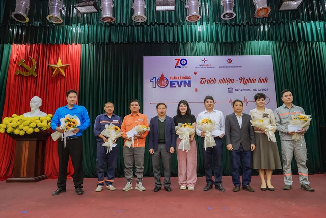 Khen thưởng các tập thể và các cá nhân Công ty cổ phần Nhiệt điện Quảng Ninh có thành tích xuất sắc trong hoạt động hiến máu tình nguyện. Ảnh: EVNGENCO1