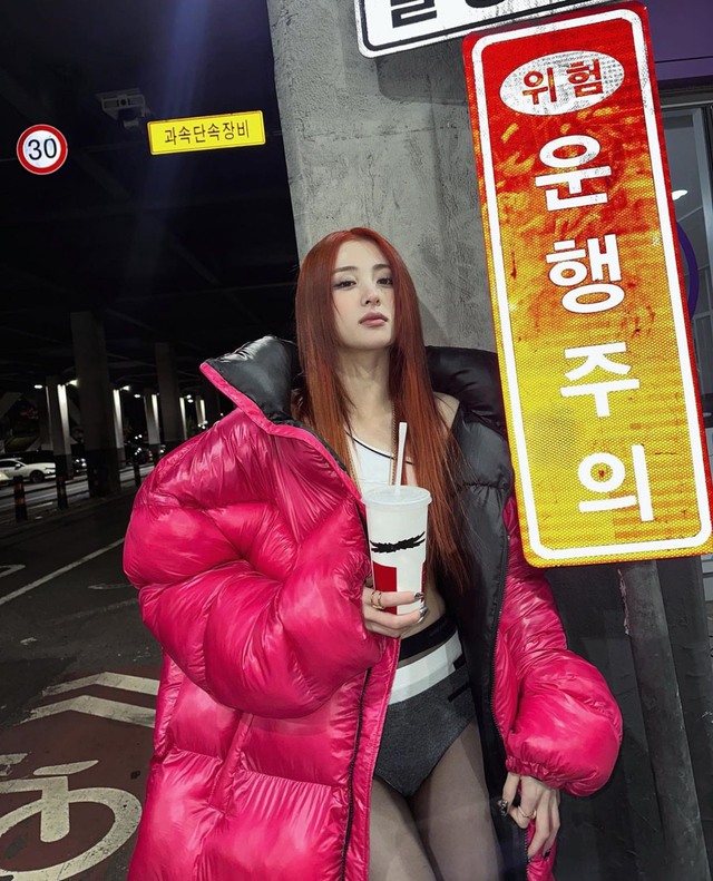 Nữ ca sĩ Kpop ngày càng mặc 'kiệm vải'- Ảnh 1.