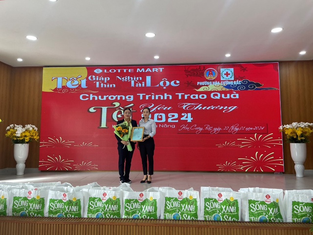 Lotte Mart trao tặng 16 tấn gạo cho các hộ gia đình khó khăn- Ảnh 1.