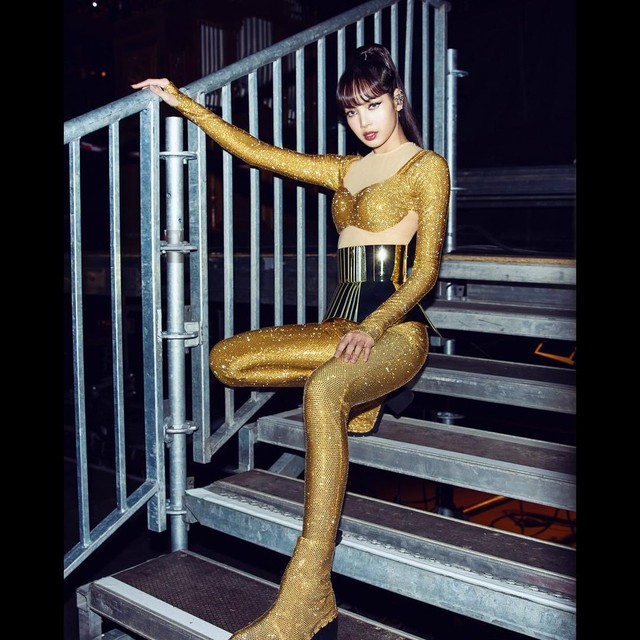 Vàng gold trở thành gam màu phong thủy trong sự nghiệp ca hát của Lisa- Ảnh 1.