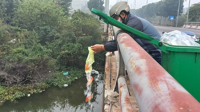 Cúng ông Táo: Ý thức bỏ túi ni lông vào thùng rác nhưng vẫn còn bát hương dưới sông- Ảnh 6.