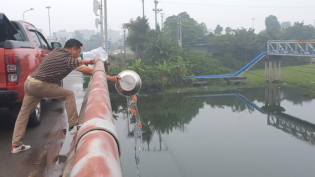 Cúng ông Táo: Ý thức bỏ túi ni lông vào thùng rác nhưng vẫn còn bát hương dưới sông- Ảnh 7.